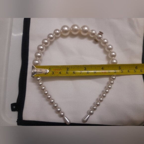 Chanel Pearl Headband - Elegant White Accessory - Picture 12 of 15